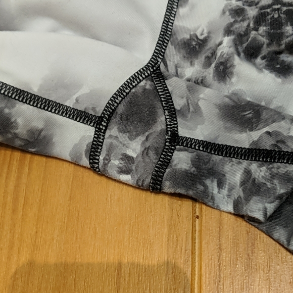 🦄 Lululemon Black Roses Wunder Under Pants WUP White Floral - Picture 5 of 6